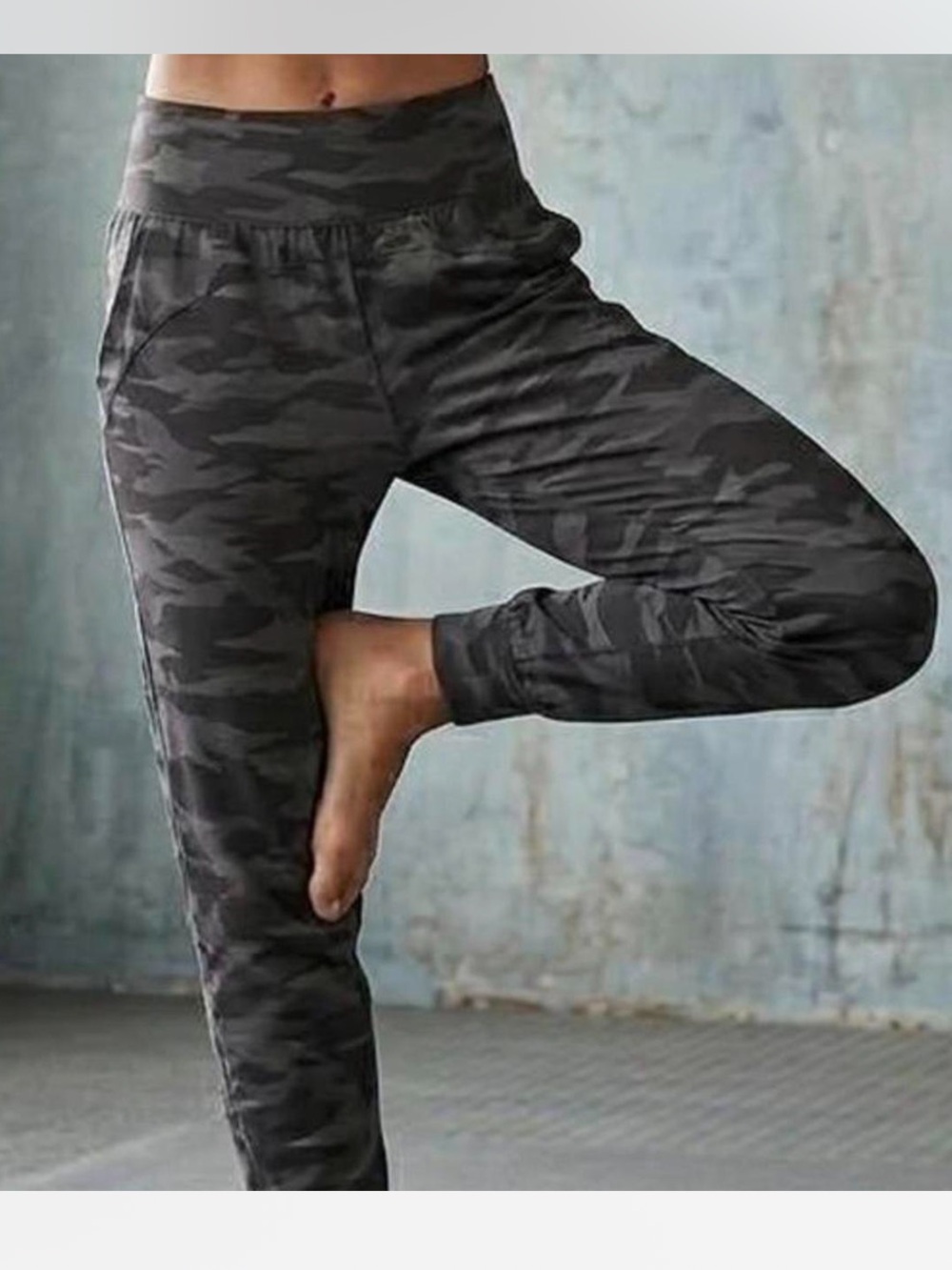 Athleta Salutation Camo Joggers Black and Grey Size Medium Petite